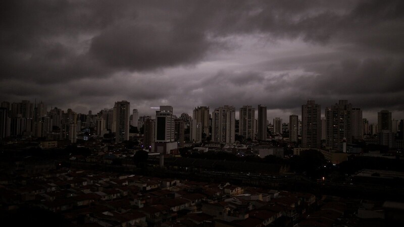 Über Sao Paulo hat sich der Himmel aufgrund der Brände im Amzonasgebiet schwarz gefärbt.