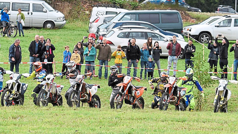 Wenn über 100 Motorradfahrer auf ein Zeichen losrennen, ihre Motorräder starten und versuchen, in zwei Stunden so viele Runden wie möglich zu fahren, dann ist wieder Osmer Trophy in Bodenkirchen.