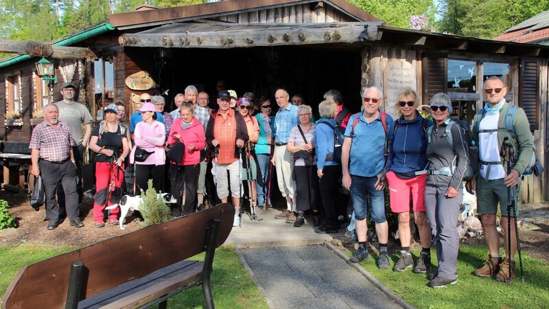 In großen Gruppen brachen die Teilnehmer am Mittwoch bei der Naturfreundehütte zum 56. Grenzlandwandertag auf.