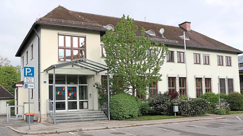 Die Mittagsbetreuung der Grundschulkinder erfolgt derzeit im ehemaligen AOK-Gebäude in der Paul-Nappenbach-Straße, wie am Eingang in großen farbigen Lettern zu lesen.