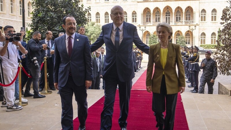 Der libanesische Ministerpräsident Nadschib Mikati (M.) empfängt den zypriotischen Präsidenten Nikos Christodoulidis (l.) und die Präsidentin der Europäischen Kommission Ursula von der Leyen im Regierungspalast in Beirut. Die EU hat mit dem Libanon ein neues Migrationsabkommen geschlossen.