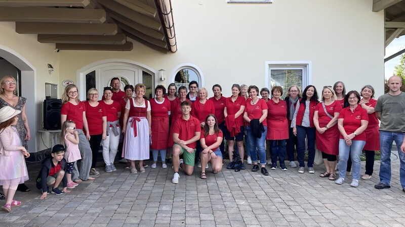 30 ehrenamtliche Helfer luden Viechtafell ein zu Speis und Trank und feierten mit dem Dorf die Einweihung und Eröffnung des Hauses