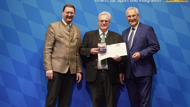 Ehren-Gauschützenmeister Fred Nass wurde von Innenminister Joachim Herrmann (rechts) mit der Ehrenmedaille für besondere Verdienste um den Sport in Bayern ausgezeichnet. Dazu gratulierte auch Landesschützenmeister Christian Kühn (l.).