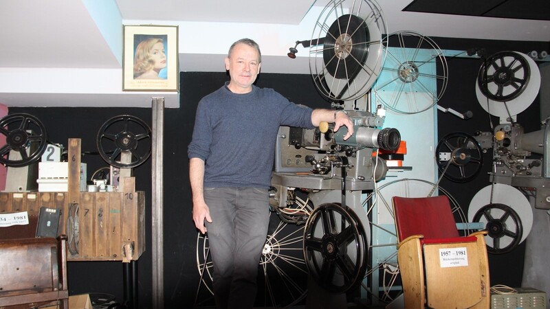 KuKi-Betreiber Edi Schönenwald mit historischem Kino-Equipment.