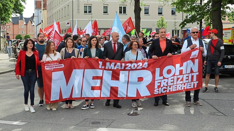 Bruno Lehmeier, Thomas Burger, OB Gertrud Maltz-Schwarzfischer, Jürgen Mistol, Anna Gmeiner und Carolin Wagner (von rechts) führten den Demonstrationszug der Maikundgebung an.