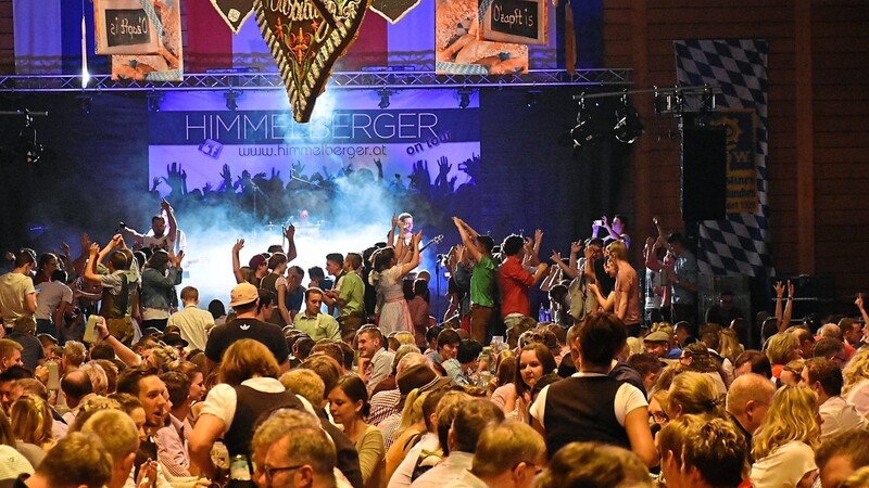 Wie hier auf dem Vilsbiburger Volksfest, dienen Bierbänke nicht nur zum Brotzeit machen, sondern werden schnell zur Tanzfläche.