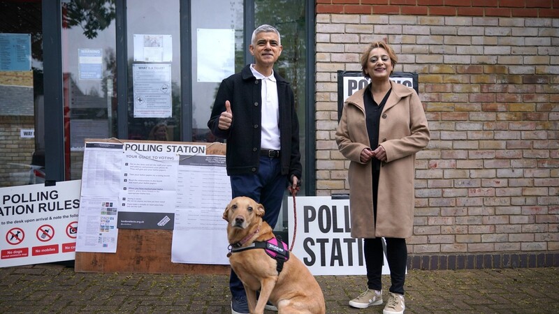 Der Kandidat der Londoner Labour-Partei für das Amt des Bürgermeisters, Sadiq Khan, und seine Frau Saadiya Ahmed kommen zur Stimmabgabe - samt Hund. Khan hat gute Chancen, sein Amt zu verteidigen.