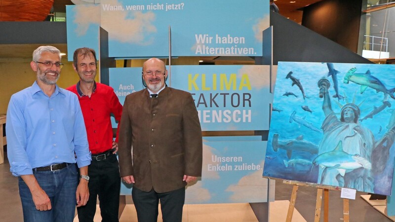 Benno Strehler vom Landesamt für Umwelt (v.li.), Jörg Müller vom Nationalpark und Thomas J. Darcy vom Kunstverein Deggendorf.