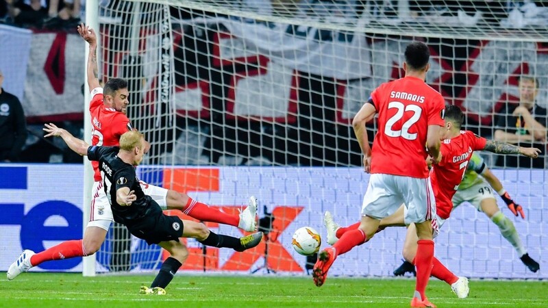 DAS TOR ZUM HALBFINALE AUFGESTOSSEN hat Sebastian Rode mit seinem Treffer zum 2:0 für Eintracht Frankfurt im Rückspiel der letzten Runde gegen Benfica Lissabon.