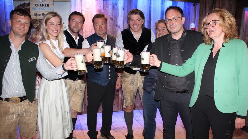 Vertreter von Brauerei, Stadt und Volksfestverein sowie die Festwirtsfamilie stoßen auf das nahende Frühlingsfest an.