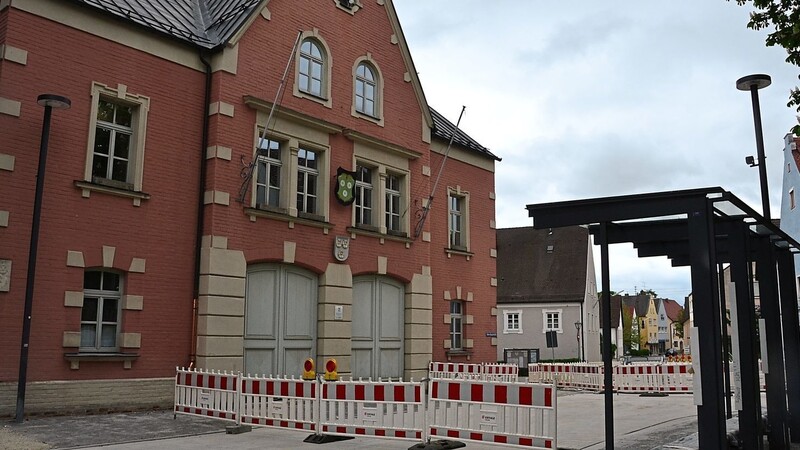 Der Bereich vor dem Rathaus (links) ist abgeschlossen. Das neue Buswartehäuschen (rechts) steht auch schon.