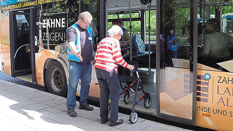 Mit Unterstützung von Busbegleiter Jan Baum übt Elisabeth Prückner das Einsteigen in den Bus.