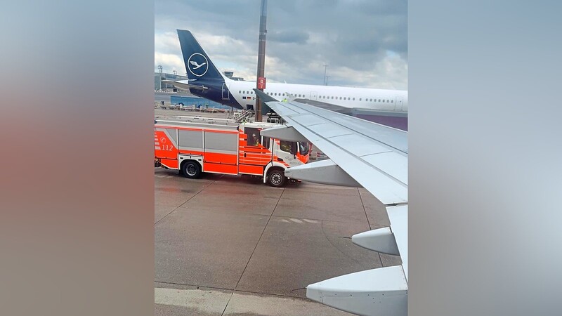 Feuerwehr und Notdienste rückten für den Ernstfall an. Doch die Condor landete sicher in Frankfurt.