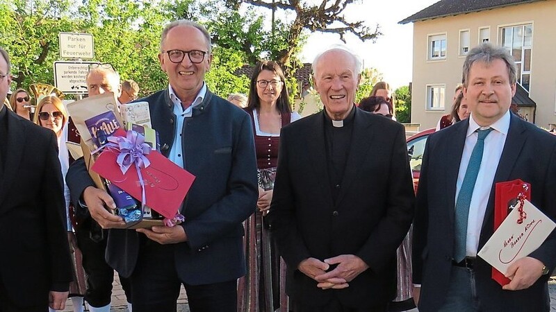 Vertreter von Pfarrei und Gemeinde gratulierten Ruhestandspfarrer Albert Köppl (Mitte).