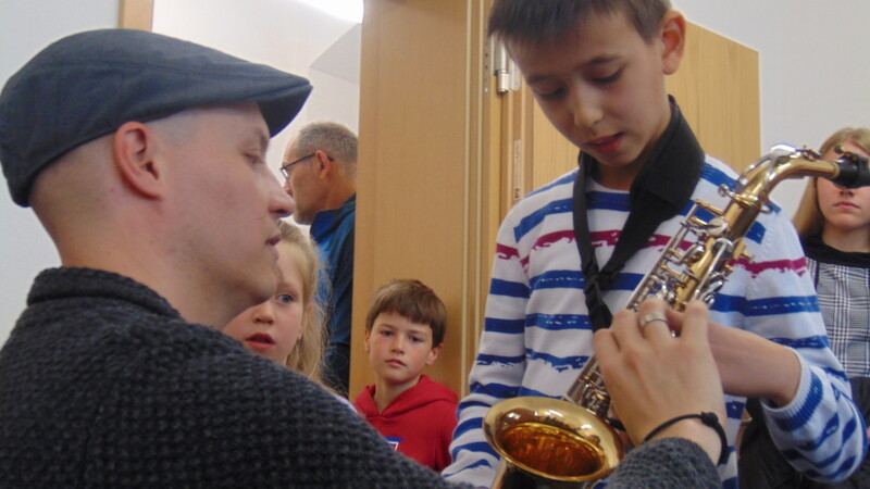 Der designierte Musikschulleiter Sebastian Bortolotti (links) erläuterte einem jungen Besucher die Funktion der Saxophonklappen.
