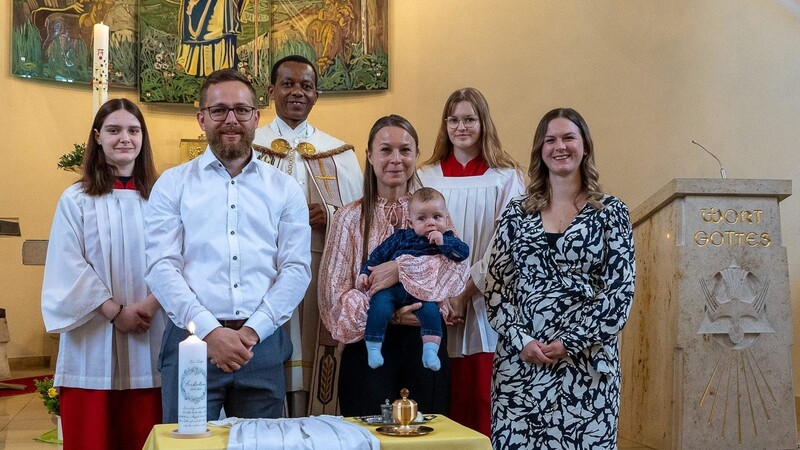 Die Familie des Täuflings zusammen mit Pater John und den Ministranten