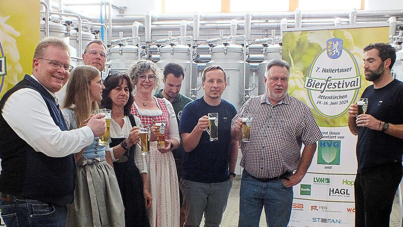 Bierprobe zwischen Edelstahltanks und Rohrleitungen: Die Forschungsbrauerei der HVG in Train hat das Festbier zum Bierfestival in Attenkirchen kreiert.