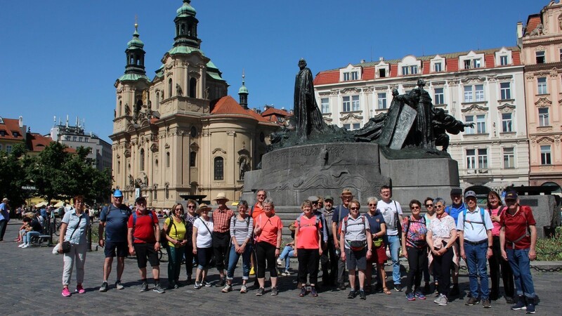 Die Teilnehmer an der Fahrt vor dem Denkmal für Jan Hus und daneben die St. Nikolaus-Kirche auf dem Altstädter Ring in Prag zusammen mit Christoph Mauerer