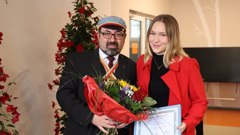 Andreas Niedermeier, Vorsitzender des Fördervereins für studentisches Leben Academia, verlieh des erstmals ausgelobten Ehrenamtspreis an Studentin Luisa Hönisch.