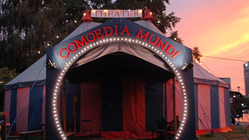 Das Zelttheater Comoedia Mundi ist bis 25. Mai in der Stadt.