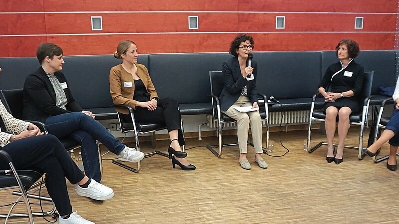 An der Podiumsdiskussion nahmen (von links) Helga Meier, Sandra Wimmer, Carina Seitz, Moderatorin Paola Roda, Franziska Lange und Carina Braun teil.