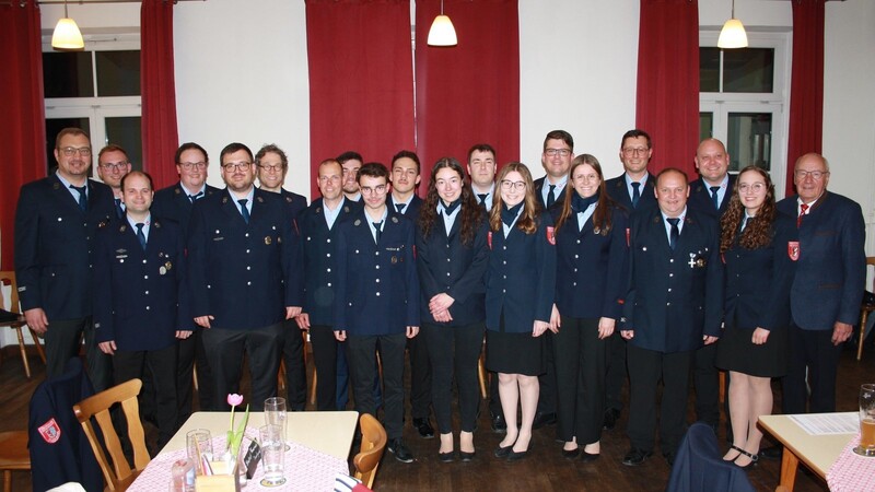 76 Mitglieder hat die Vilsbiburger Feuerwehr mittlerweile. Das Bild zeigt einige von ihnen, unter anderem auch die, die für ihre langjährige Mitgliedschaft von Vorstand Michael Knepper geehrt wurden.