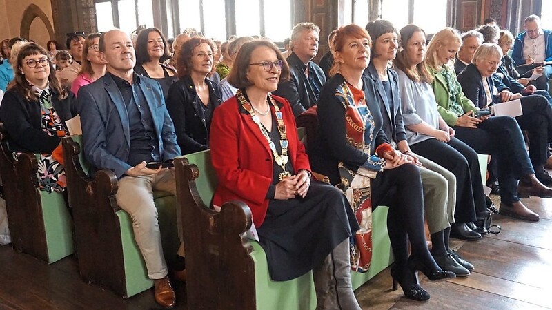 Begeistertes Publikum im Reichssaal, vorne von links: Oberbürgermeisterin Gertrud Maltz-Schwarzfischer und ihre französische Amtskollegin, die stellvertretende Bürgermeisterin Isabelle Lavest aus Clermont-Ferrand.