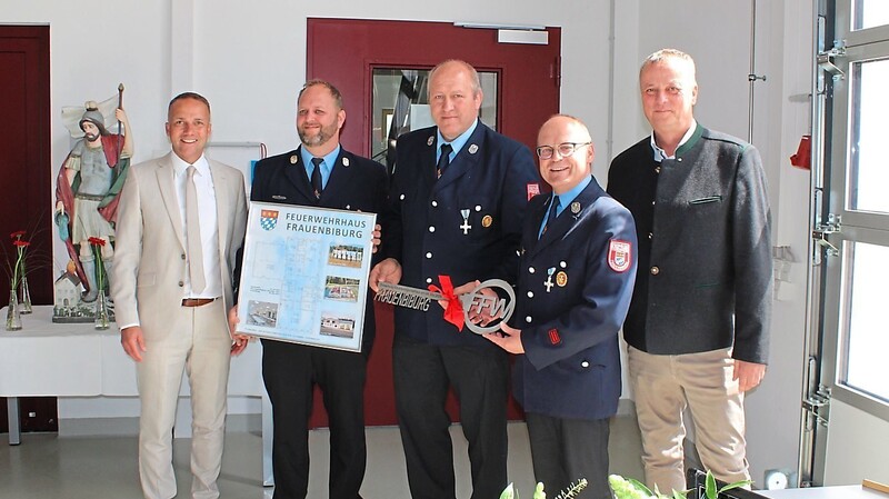 Die Verantwortlichen der Feuerwehr Frauenbiburg um ihren Ersten Vorstand Günter Grassinger nahmen den Schlüssel entgegen.