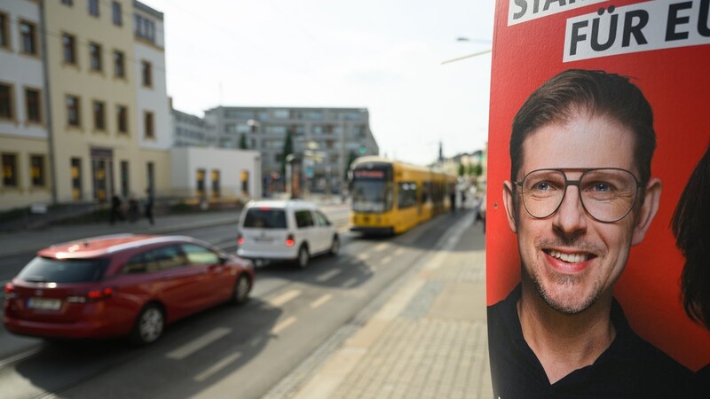 Ein Wahlplakat des sächsischen SPD-Spitzenkandidaten zur Europawahl, Matthias Ecke, hängt an einem Laternenmast. Der SPD-Europaabgeordneten war am Freitavgaben beim Aufhängen von Wahlplakaten in Dresden zusammengeschlagen worden.