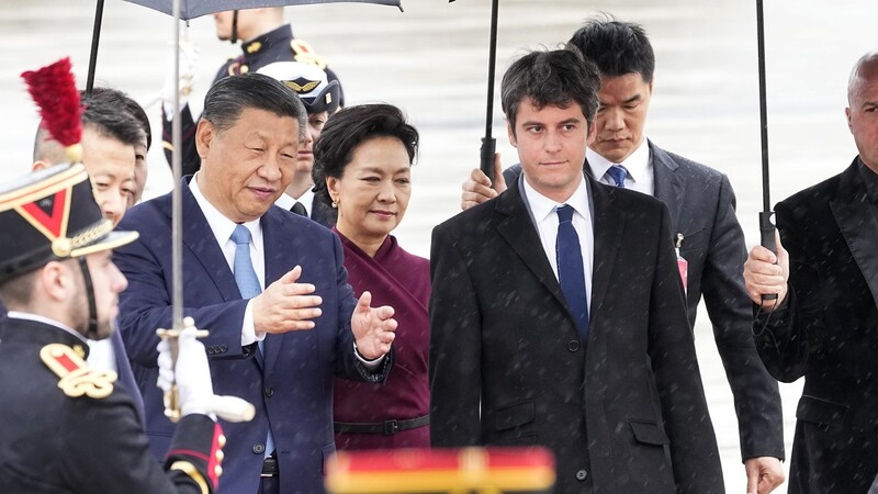 Chinas Präsident Xi Jinping und seine Frau Peng Liyuan werden durch den französischen Premierminister Gabriel Attal auf dem Flughafen Orly empfangen.