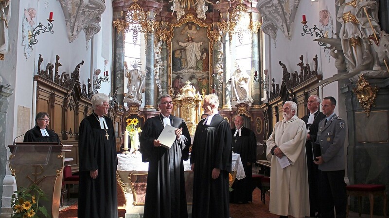 Landesbischof Heinrich Bedford-Strohm und Militärbischof Sigurd Rink (vorne, von links) führten Militärpfarrer Rüdiger Glufke ins Amt ein.