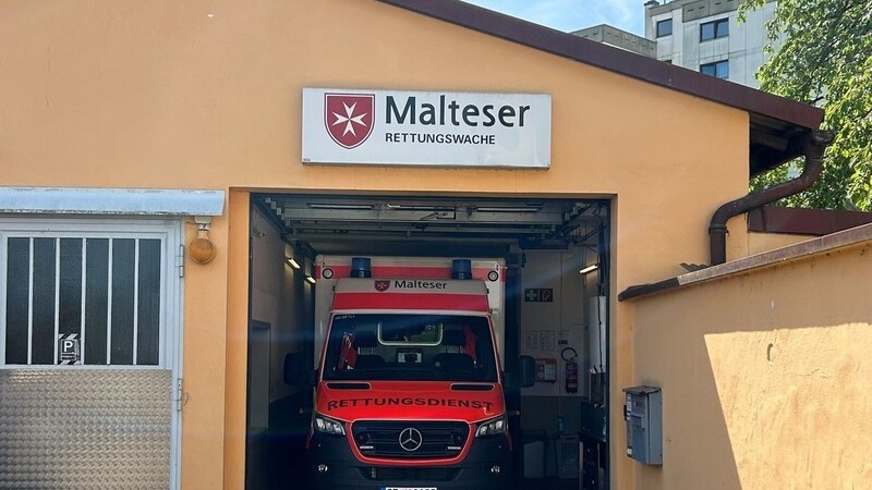Ein Notfallsanitäter der Malteser wurde am Samstag an der Wache von einem 35-jährigen Mann angegriffen.