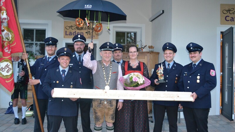 Partnerin Bettina Gabler erhielt einen Blumenstrauß, der Schirmherr einen Schirm, eine Feuerwehrmütze und eine Figur des heiligen Florian.
