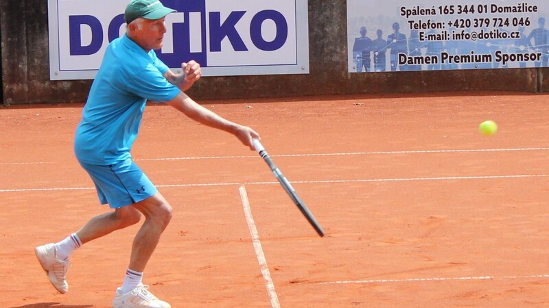 Das Volleyspiel gehört zu den Stärken des 75-jährigen Ausnahme-Tennisspielers Otto Seidl aus Bad Kötzting.