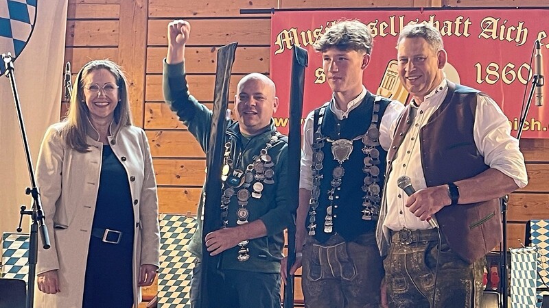 Sie tragen die Königsketten: Dem neuen Fischerkönig Markus Heinrich und dem Jungfischerkönig Valentin Grundner gratulierten zum Sieg Bürgermeisterin Sibylle Entwistle und Martin Jarosch, erster Vorstand des Fischereivereins Vilsbiburg.
