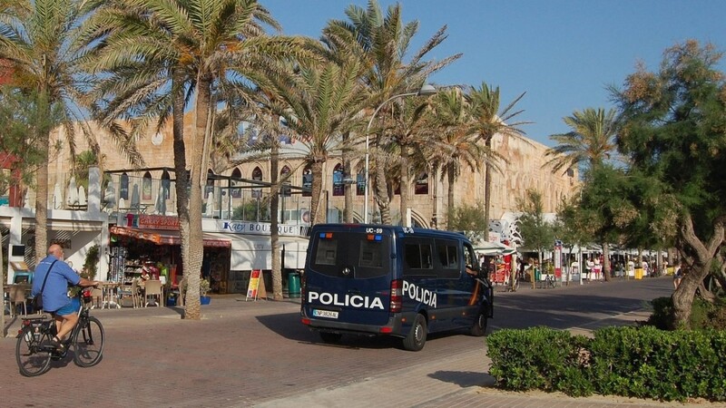 Eine Polizeistreife fährt am Megapark vorbei. Nach einer brutalen Attacke auf einen afrikanischen Türsteher wird gegen zwei deutsche Urlauber auf Mallorca ermittelt. (Archivbild)