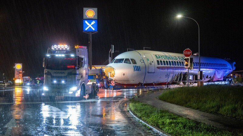 Ein Ferienflieger, ein Airbus 319-112, war am Montagabend an der Autobahnraststätte Hengersberg im Landkreis Deggendorf zu sehen. Kurzfristig mussten für den Transport Straßen gesperrt werden.