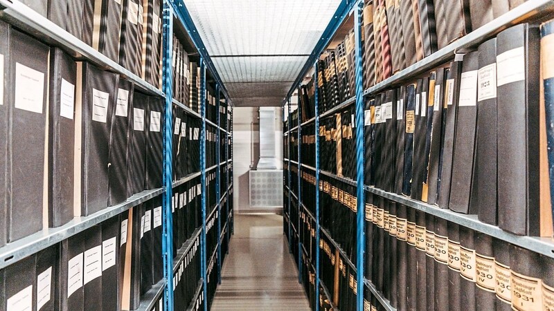 Ein Blick in eins der Archivregale in Straubing: Dort wird die Geschichte in den Zeitungsbänden aufbewahrt.
