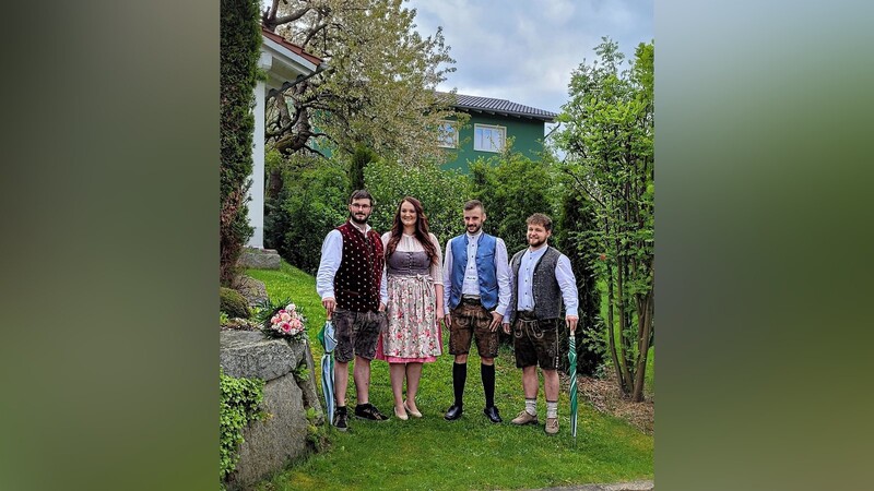 Sympathisches Quartett: (v.l.) Felix Pfeffer (20), Pfingstbraut Eva Maria Schreiner (25), Pfingstbräutigam Andreas Kolbeck (27) und Andreas Oexler (26) beim Fotoshooting im Garten