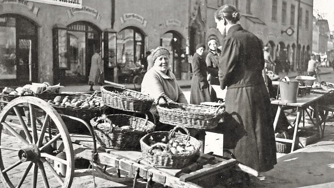 Gemüsemarkt am Stadtturm in Straubing, um 1934/35.