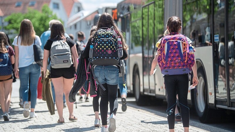 Die Schülerinnen und Schüler im Landkreis Kelheim fahren auch weiterhin mit dem Deutschlandticket zur Schule.