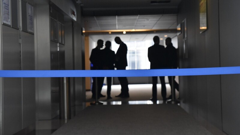 Sicherheitsleute stehen im Europaparlament in einem Flur. Im Zusammenhang mit den Spionagevorwürfen gegen einen früheren Mitarbeiter des AfD-Europaabgeordneten Maximilian Krah hat die Bundesanwaltschaft am Dienstag Büroräume des Politikers und des Verdächtigen im Brüsseler Europaparlament durchsuchen lassen.