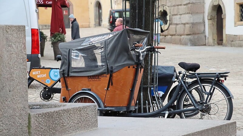 Ein Babboe-Lastenrad in der Altstadt: Viele Menschen in Regensburg nutzen sie, manche haben sich für die Anschaffung eine Förderung von der Stadt geholt. Wer vom Rückruf betroffen ist und sein Rad zurückgibt, muss einen Teil dieser Förderung zurückzahlen.