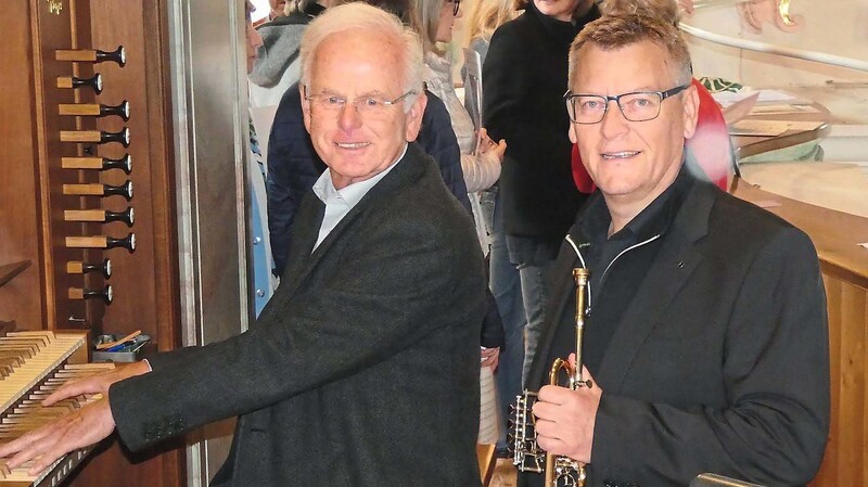Der Konzertinitiator Roland Plomer (links) und Trompeter Siegfried Hirtreiter führten musikalisch durch das Gedenkkonzert.