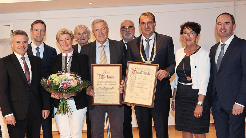 Zahlreiche Wegggefährten und Freunde gratulierten Altbürgermeister und Ehrenbürger Hans Weinzierl.