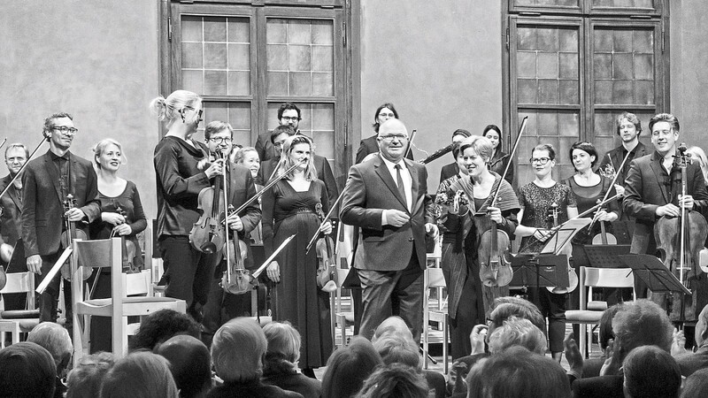Peter Haarpaintner (Mitte) hat die Gründung des Mahler Chamber Orchestra mit Landshut als einer von drei Residenzstädten initiiert.