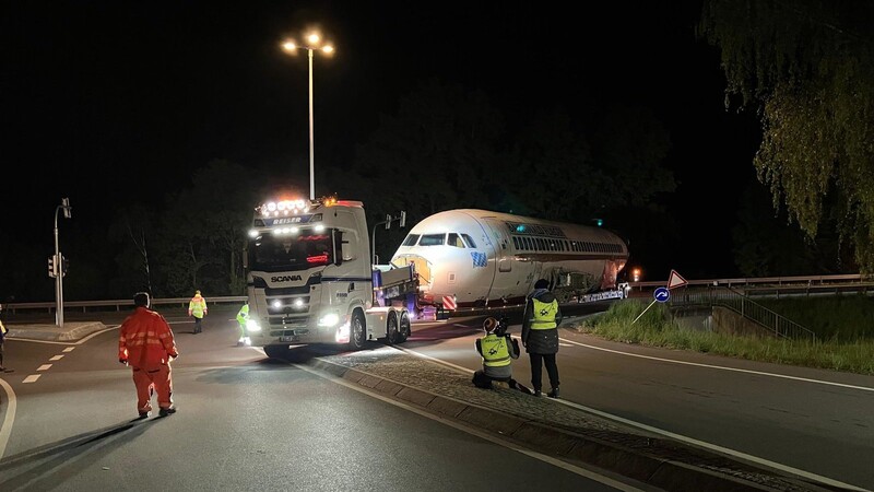 Von einem Unternehmen, das auf Schwertransporte spezialisiert ist, wurde der englische Airbus nach Sankt Englmar transportiert. Auf der B85-Kreuzung bei Viechtach war Fingerspitzengefühl gefragt.