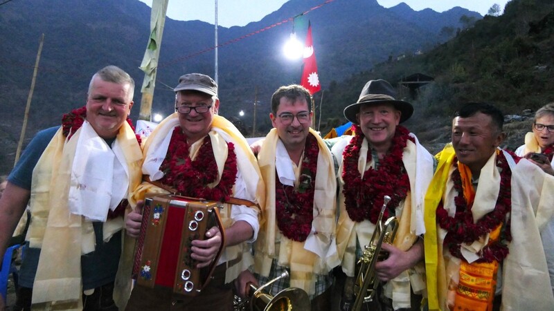 Gastfreundschaft auf Nepalesisch: Gerald Dengler, Harald Eckert, Georg Neumeier, Arno Hegner (v. l.) mit ihrem Gastgeber Mingma Nuru Sherpa.