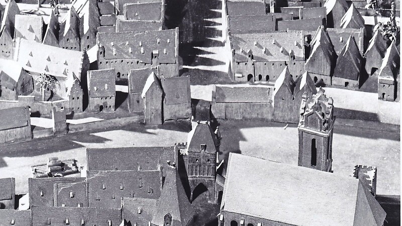 Die archäologischen Funde um Heiliggeist (rechts unten) stimmen mit dem Sandtner-Modell von 1471 überein. Dort fand man Fundamente der Stadttore.