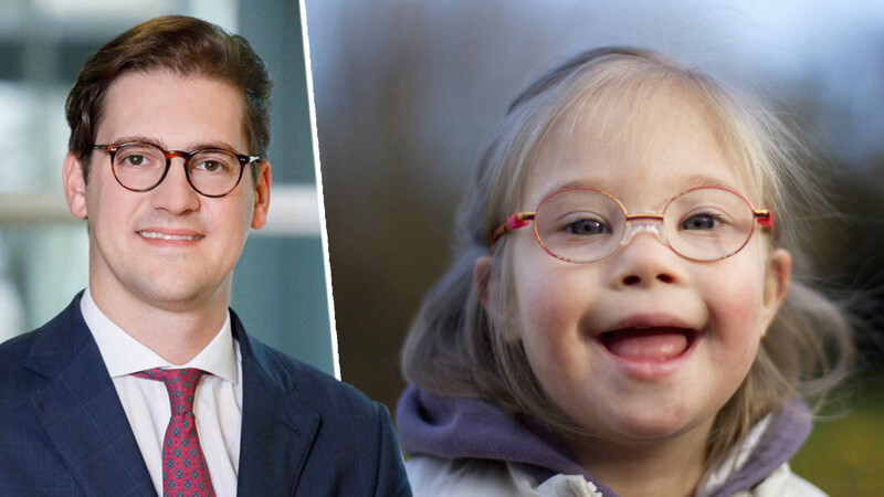 Ein kleines Mädchen mit Down-Syndrom lacht fröhlich in die Kamera. Seine Eltern sollten besser unterstützt werden, findet Stephan Pilsinger (l, CSU).